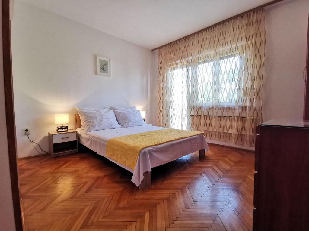 a bedroom with a bed and a window at Nettes Appartement in Crikvenica mit Terrasse in Crikvenica