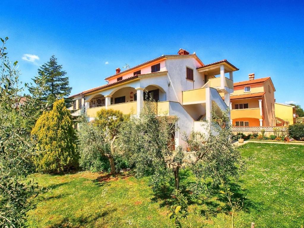 una gran casa en una colina con un patio en Ferienwohnung für 4 Personen ca 90 qm in Medulin, Istrien Südküste von Istrien - b60858, en Medulin