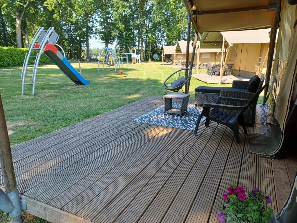 Herní místnost nebo prostor pro děti v ubytování Safaritent op groen en kindvriendelijk park op de Veluwe