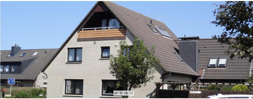 ein Haus mit einem Gamer-Dach und einem Balkon in der Unterkunft Ferienhaus Heyder in Norderney