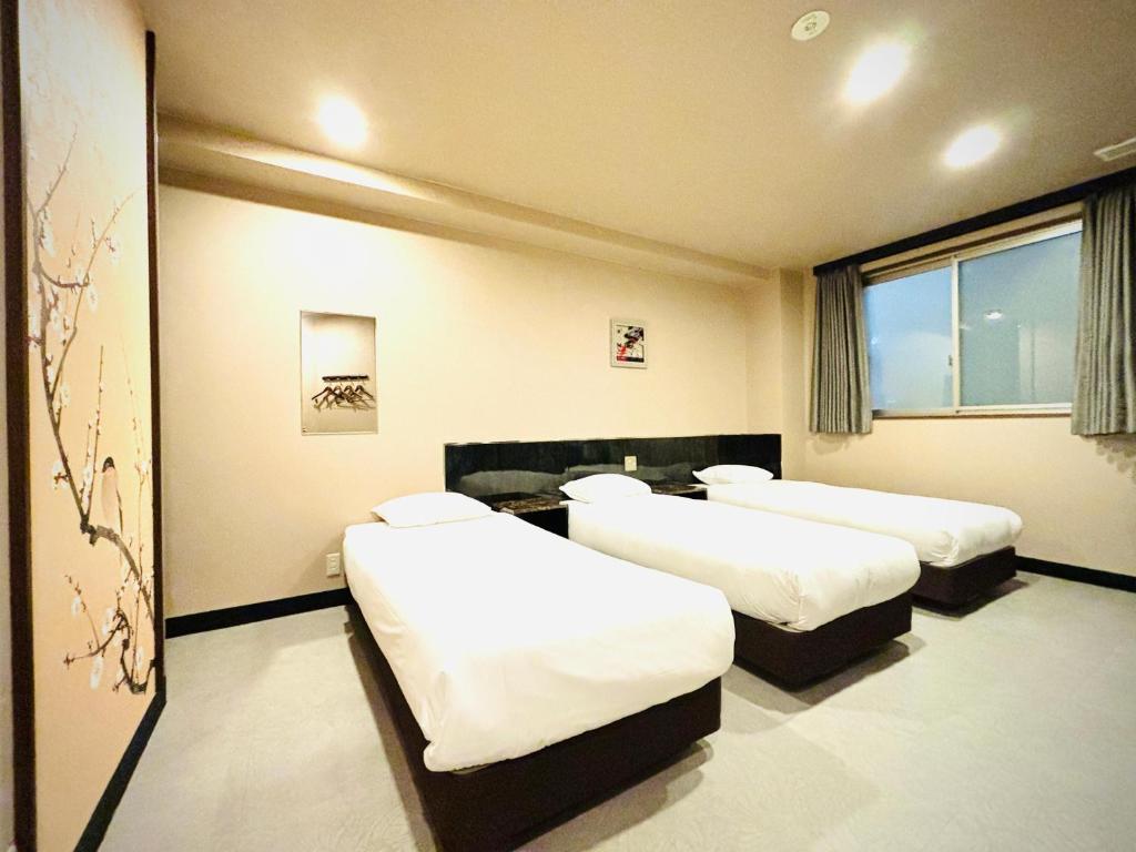 Postel nebo postele na pokoji v ubytování 嵐 Hotel Arashi Namba No102