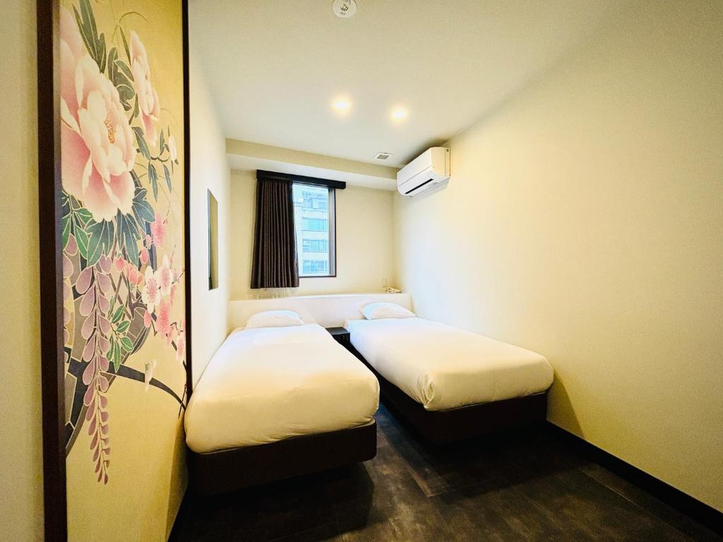 Postel nebo postele na pokoji v ubytování 嵐 Hotel Arashi Namba No102