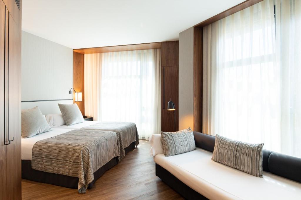 Catalonia Barcelona Plaza - Resim 35