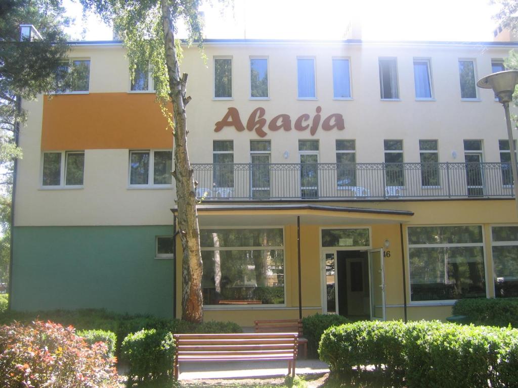 aania bord aan de zijkant van een gebouw bij Ośrodek Wczasowy Akacja in Dźwirzyno
