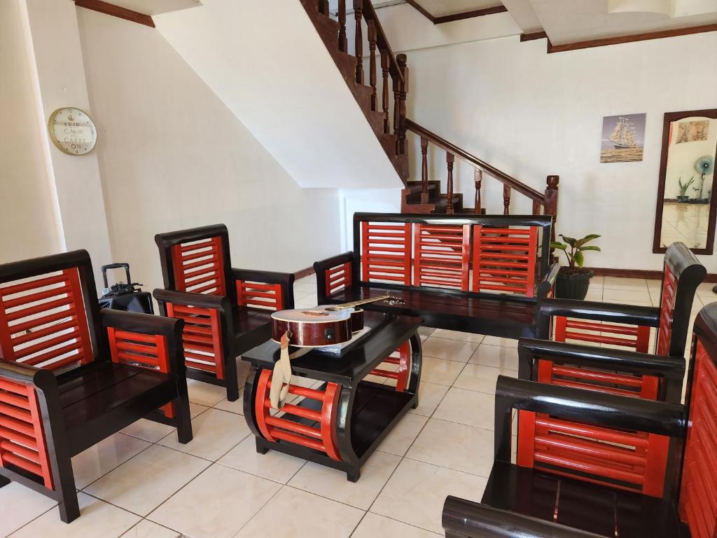un groupe de chaises et de tables dans une pièce dans l'établissement Twin Island Beach House, à Hinunangan