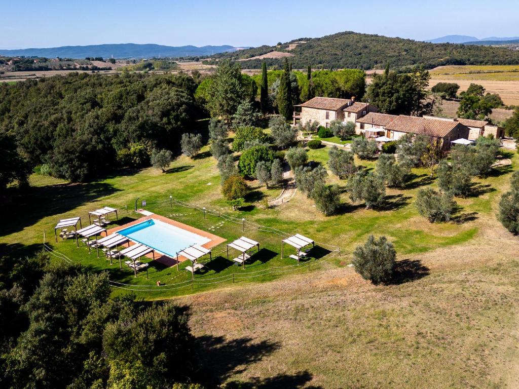 vista aerea su una tenuta con piscina di Tenuta Aronne a Massa Marittima