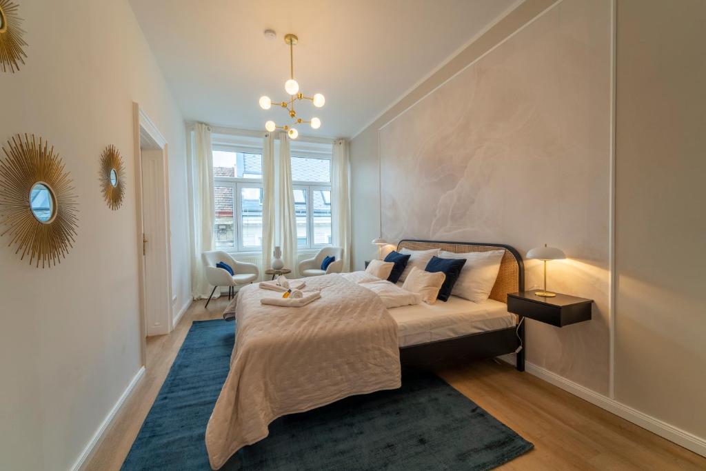 ein Schlafzimmer mit einem großen Bett mit einem blauen Teppich in der Unterkunft Ludwig Apartment I levestate in Wien