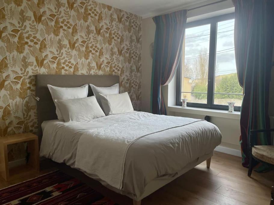 - une chambre avec un grand lit et une fenêtre dans l'établissement Maison - Mer Calme - by Melrose, à Port-en-Bessin-Huppain
