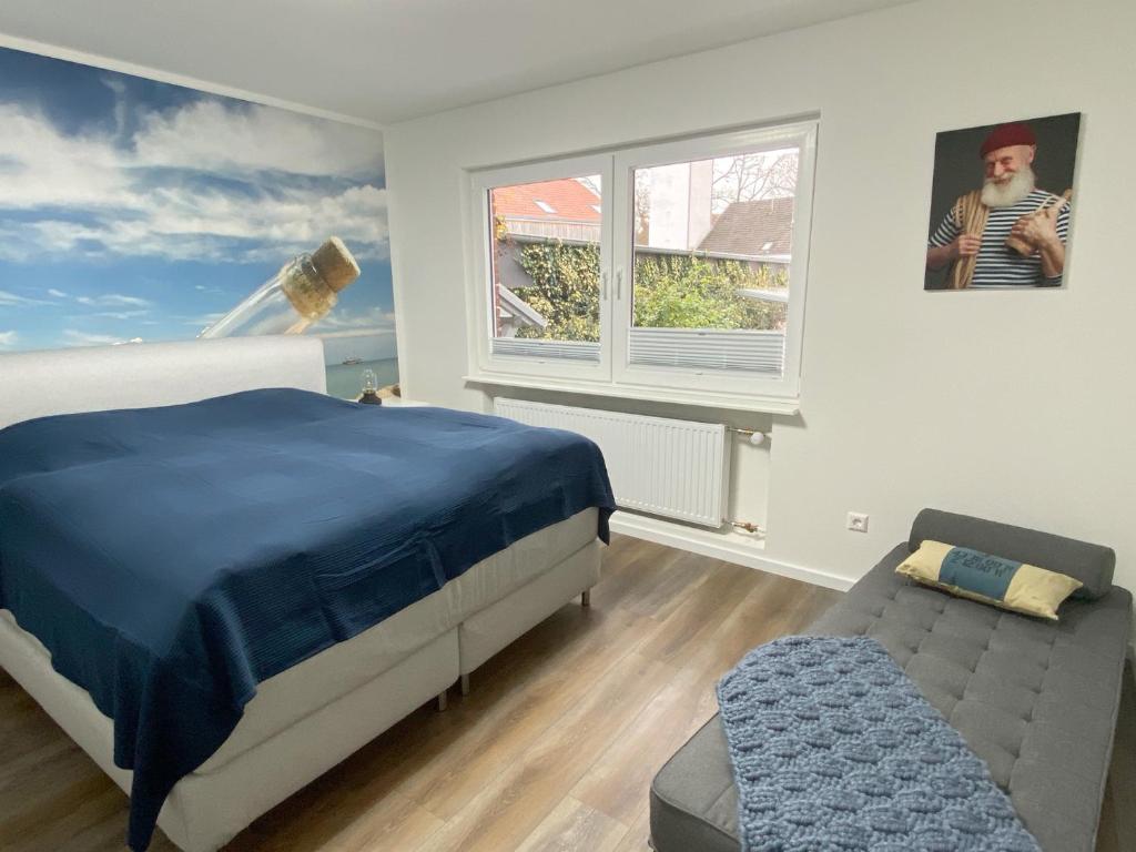 a bedroom with a bed and a window at Ferienwohnung Nr 1 in Wunstorf