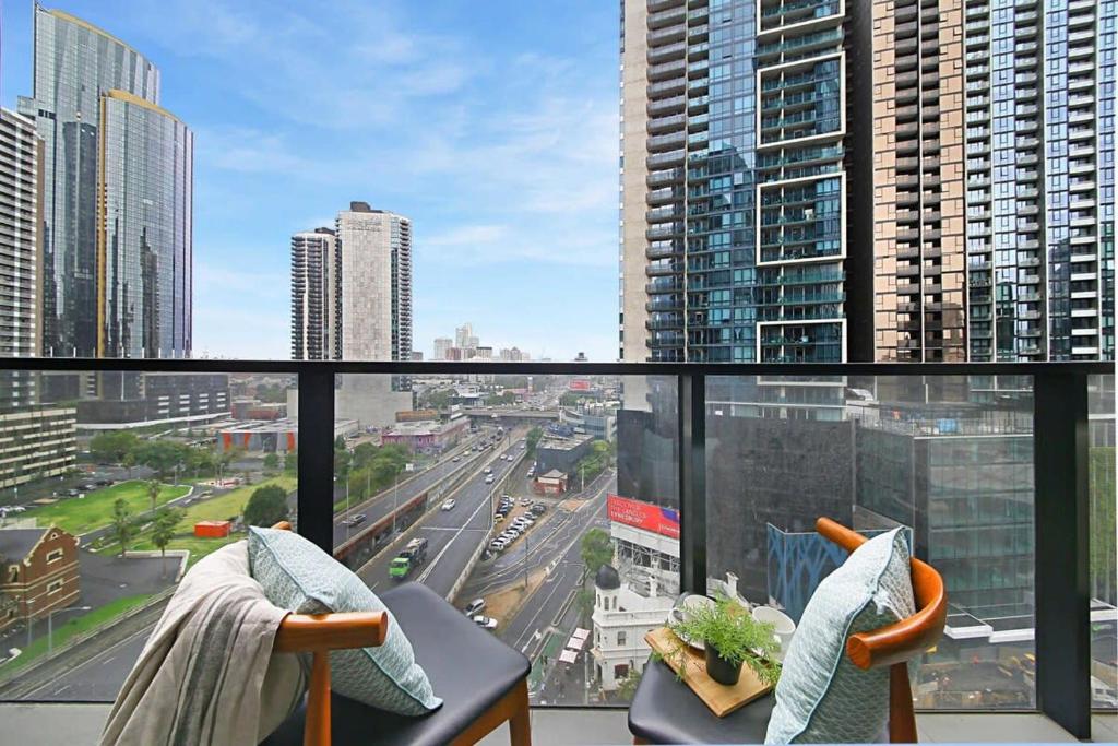 uma varanda com vista para a cidade em A Stylish & Comfy 2BR Apt City Views in Southbank em Melbourne