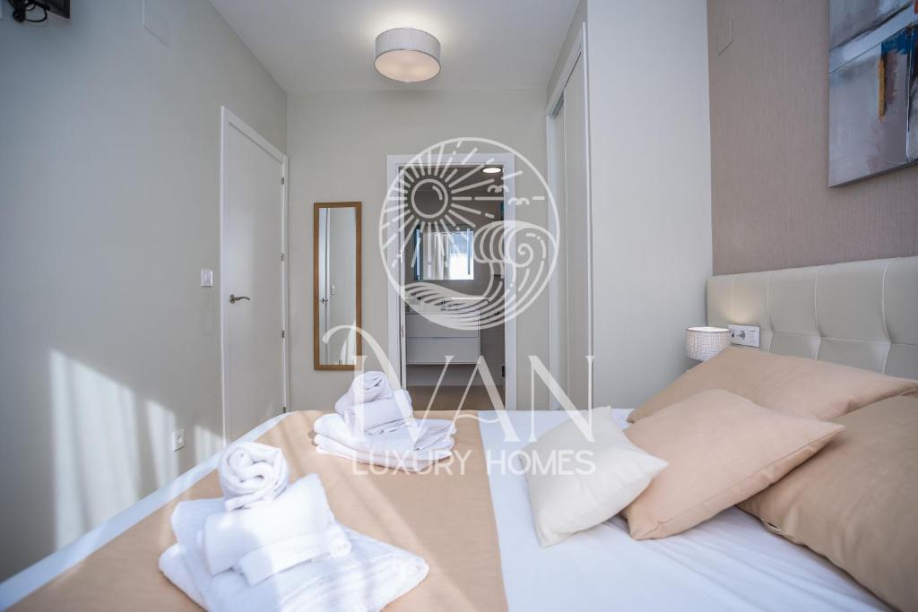 Postel nebo postele na pokoji v ubytování Casa Mural Ivan Luxury Homes 6ªPlta Norte 1ªLinea