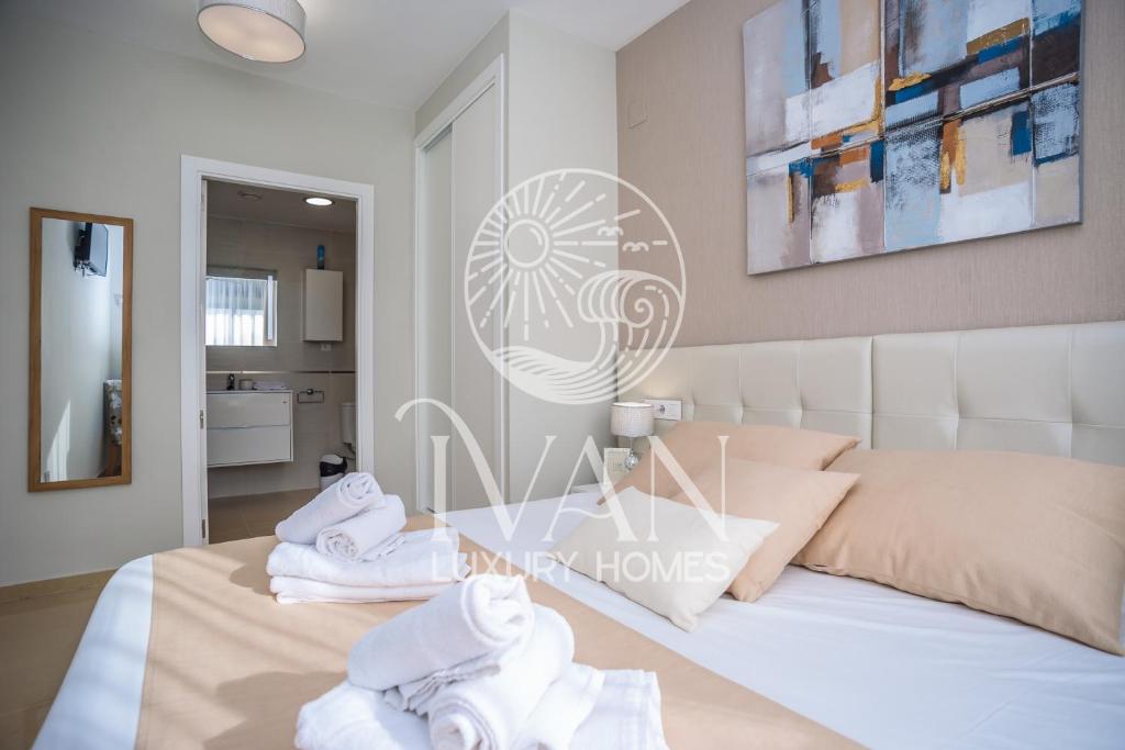 Postel nebo postele na pokoji v ubytování Casa Mural Ivan Luxury Homes 6ªPlta Norte 1ªLinea