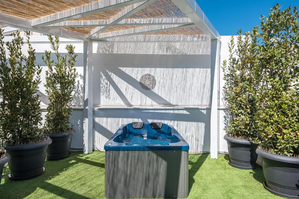 Zahrada ubytování Sea Breeze Suite with Jacuzzi