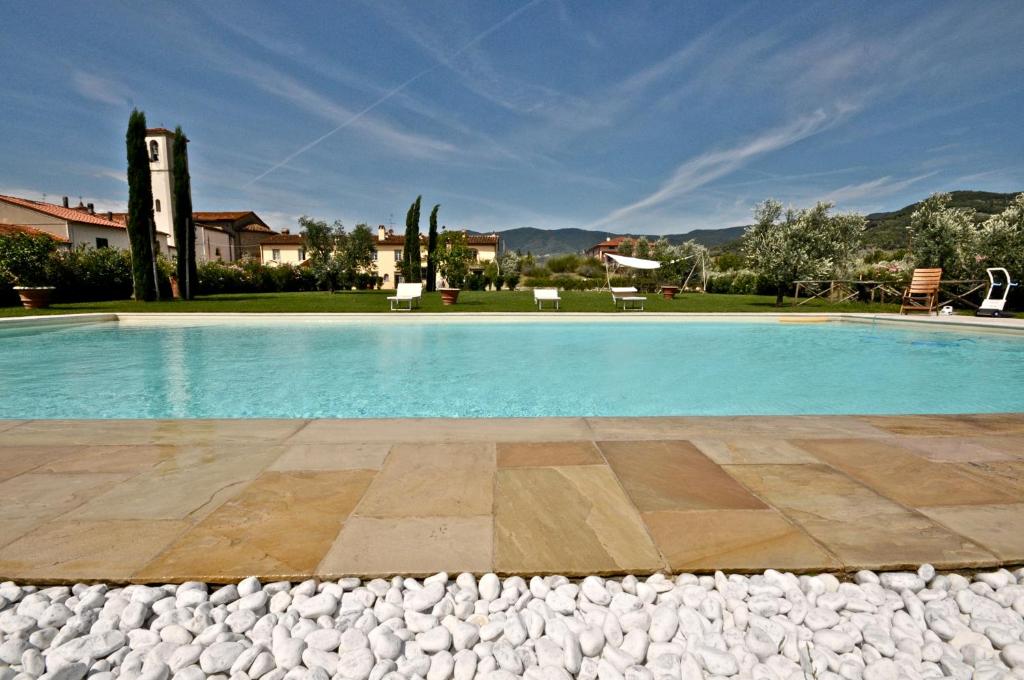 une grande piscine entourée de rochers dans l'établissement Agriturismo San Rocco, à Pistoia