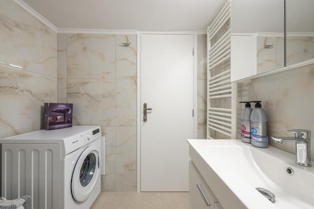 Fotografie z fotogalerie ubytování Sea Breeze Suite with Jacuzzi v destinaci Piraeus