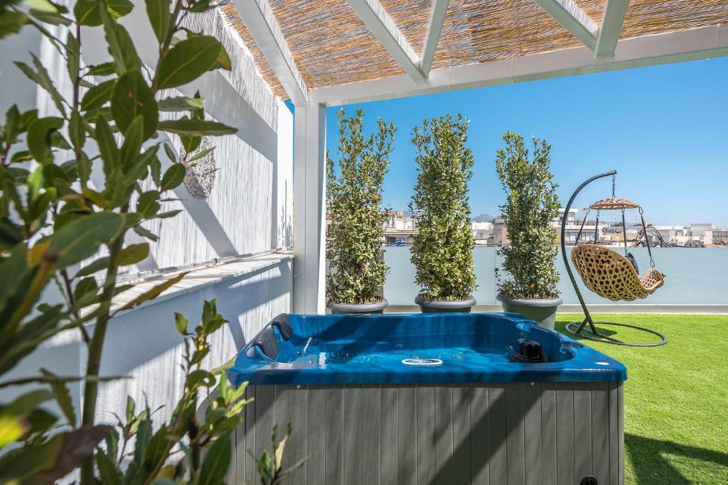Zahrada ubytování Sea Breeze Suite with Jacuzzi