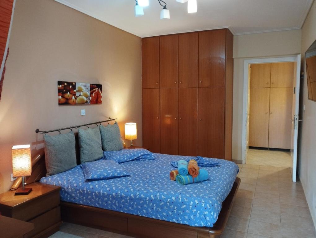 um quarto com uma cama com um urso de peluche em Dancer's Home em Corinto