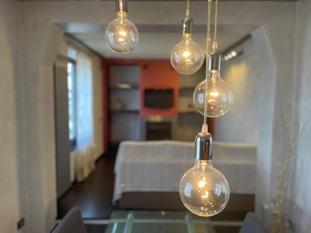 un grupo de bombillas de vidrio colgando del techo en La Maison de Elena Tuscany, en Montepulciano