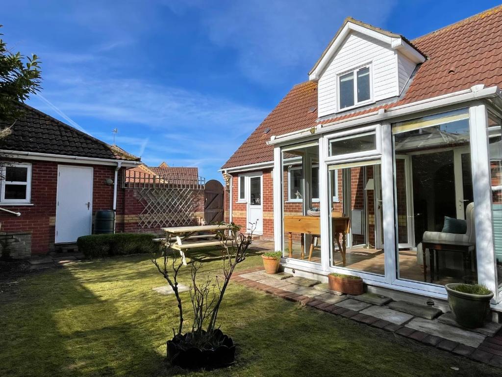 an extension to a house with a conservatory at Bilbo's Cottage, Sheringham in Sheringham
