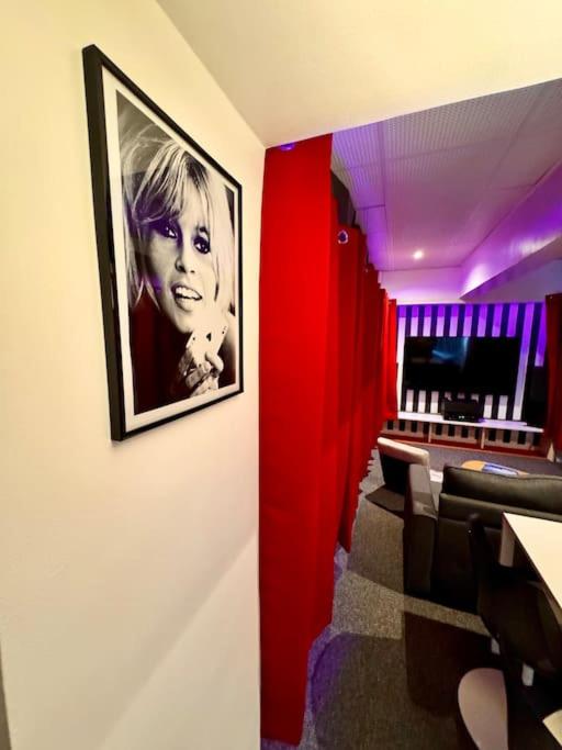 une photo d'une femme sur un mur dans un restaurant dans l'établissement Expérience cinéma immersif dans appartement rénové près de Montmartre, à Paris