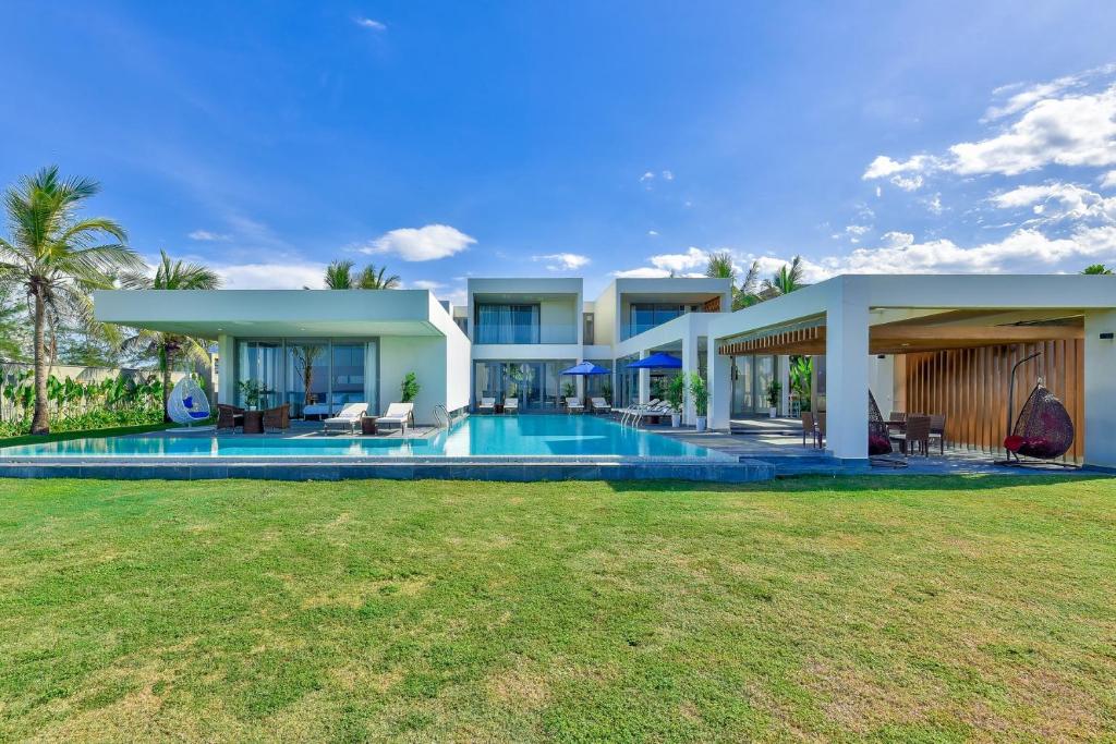 Bazén v ubytování Deluxe Beachside Resort Danang nebo v jeho okolí