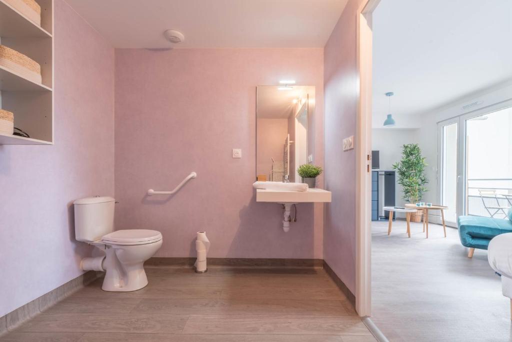 a bathroom with a toilet and a sink at Pierrick - Studio wifi et gare in Le Mans