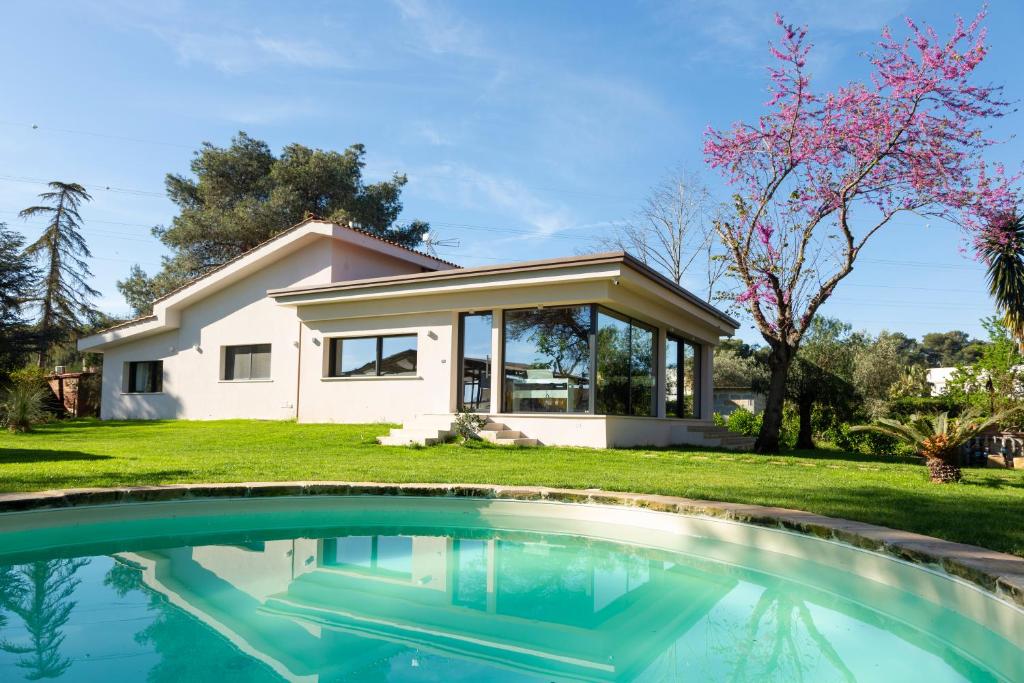 ein Haus mit einem Pool vor einem Haus in der Unterkunft ALFA COUNTRY HOUSE Villa Salento in Lequile