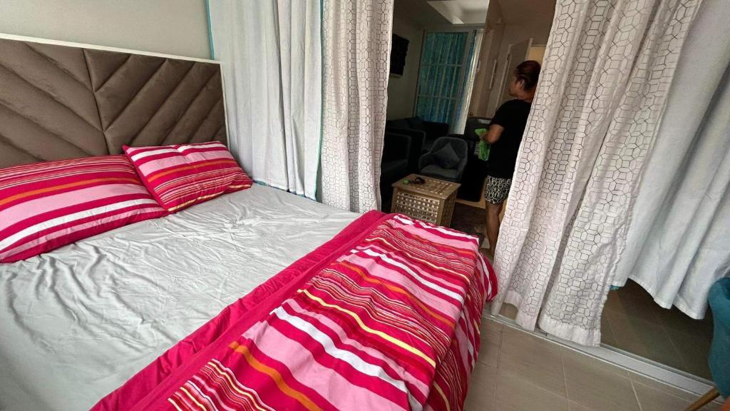 Postel nebo postele na pokoji v ubytování Staycation in Tagaytay Woodhills
