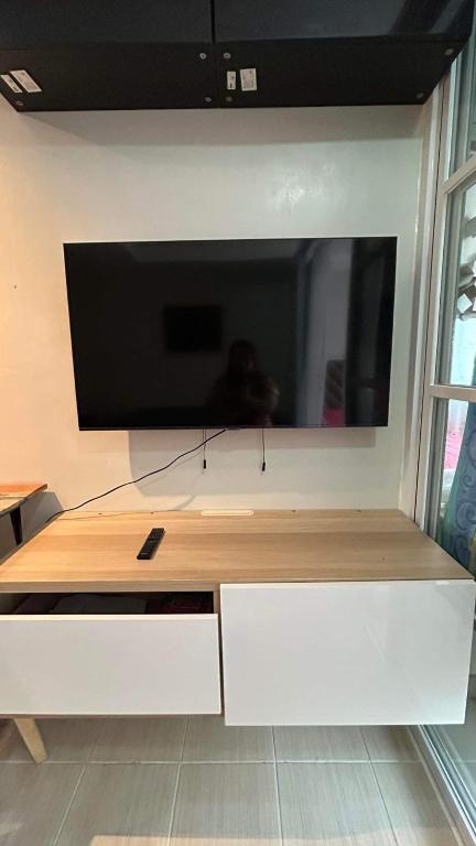 TV a/nebo společenská místnost v ubytování Staycation in Tagaytay Woodhills