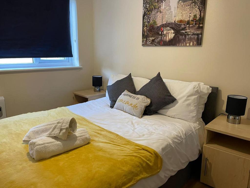 ein Schlafzimmer mit einem Bett mit Handtüchern darauf in der Unterkunft SAV 1 Bedroom Flat near Watford Town Centre in Watford