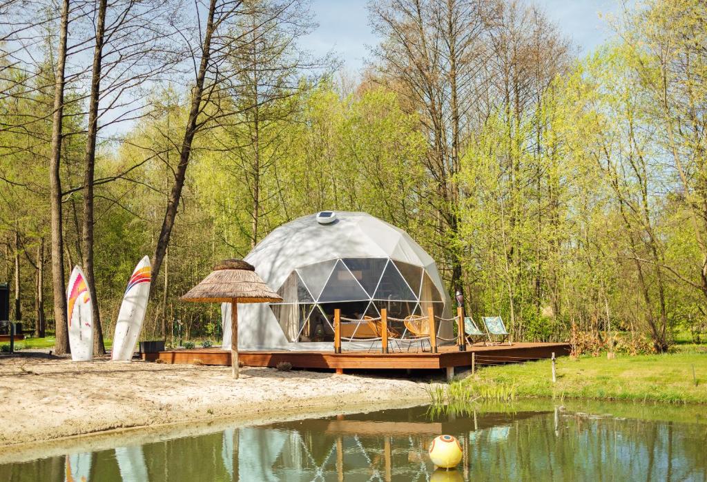 um yurt em uma doca ao lado de um corpo de água em Domki i Glamping Nałęczów - Pod Łysą Górą em Nałęczów