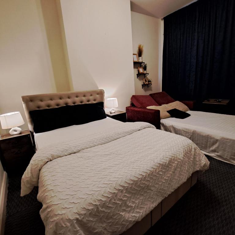Llit o llits en una habitació de Family-friendly Studio flat in Dagenham