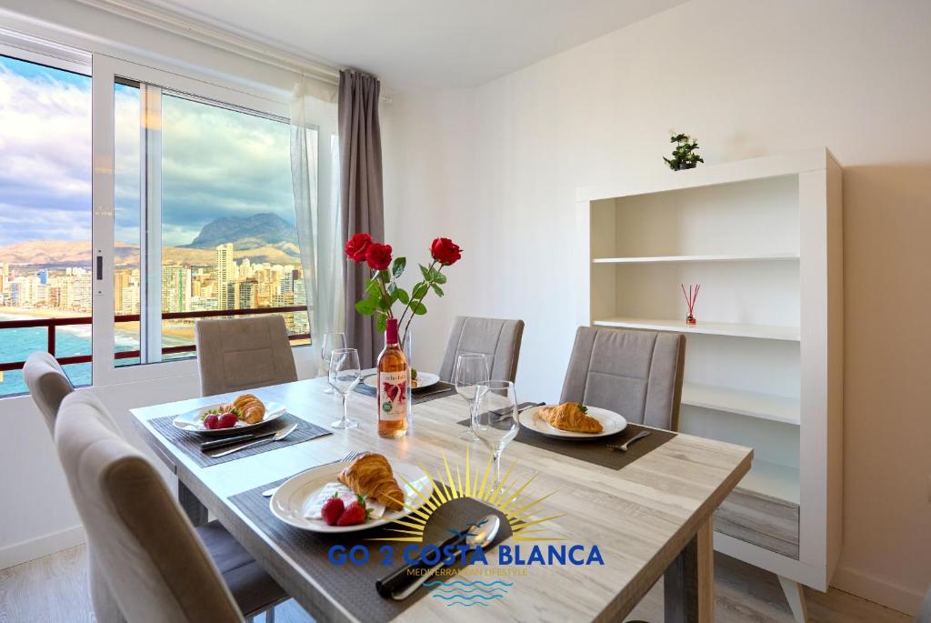 un comedor con una mesa con comida. en Dori Seaview Apartment, en Benidorm