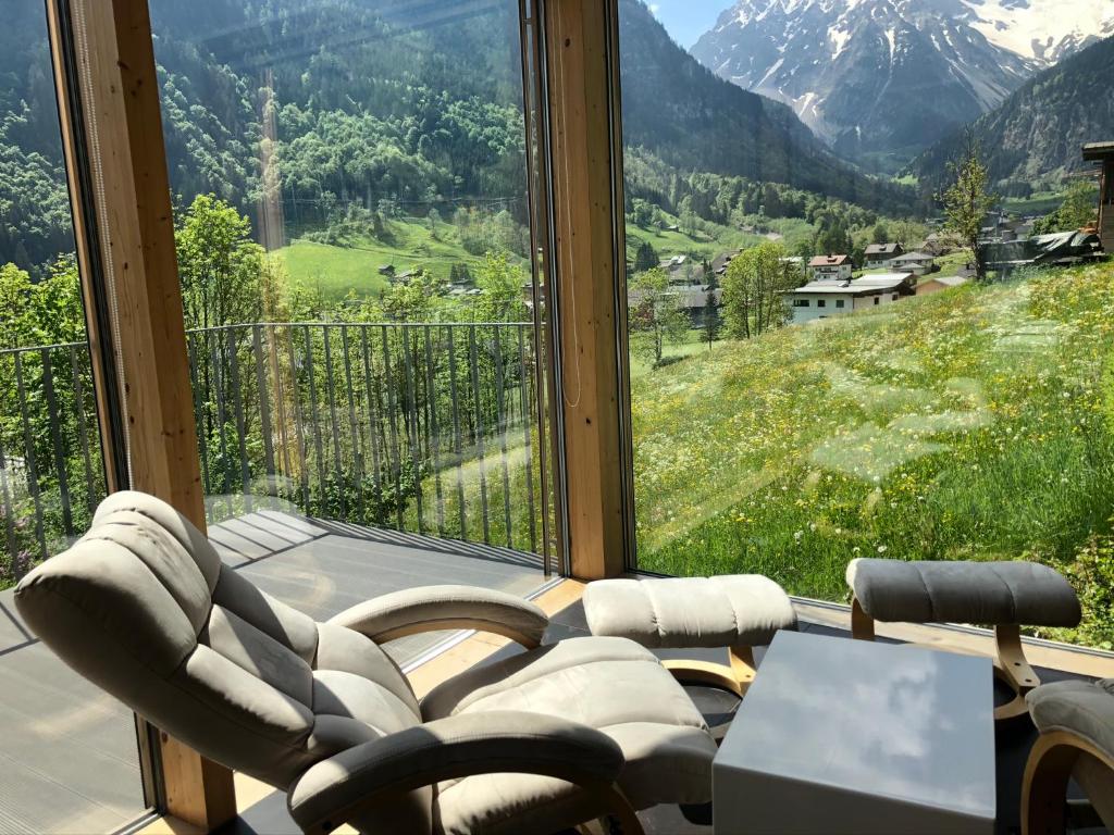 a room with a large window with a view of a mountain at Bellavista in Brand