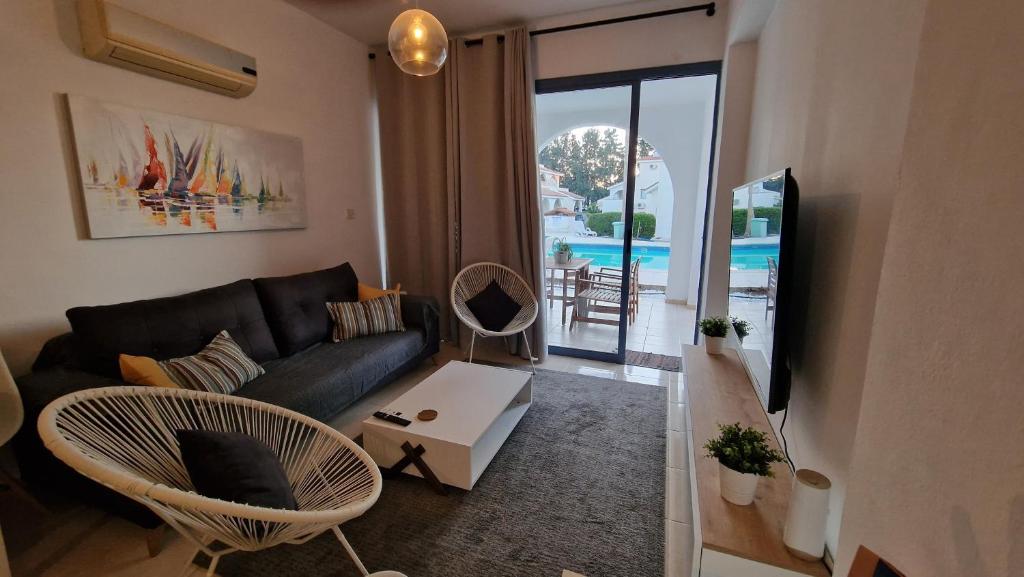 Bazén v ubytování Blue Pearl holiday apartments with pool in kato paphos nebo v jeho okolí