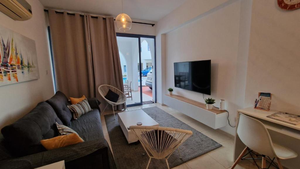 TV a/nebo společenská místnost v ubytování Blue Pearl holiday apartments with pool in kato paphos