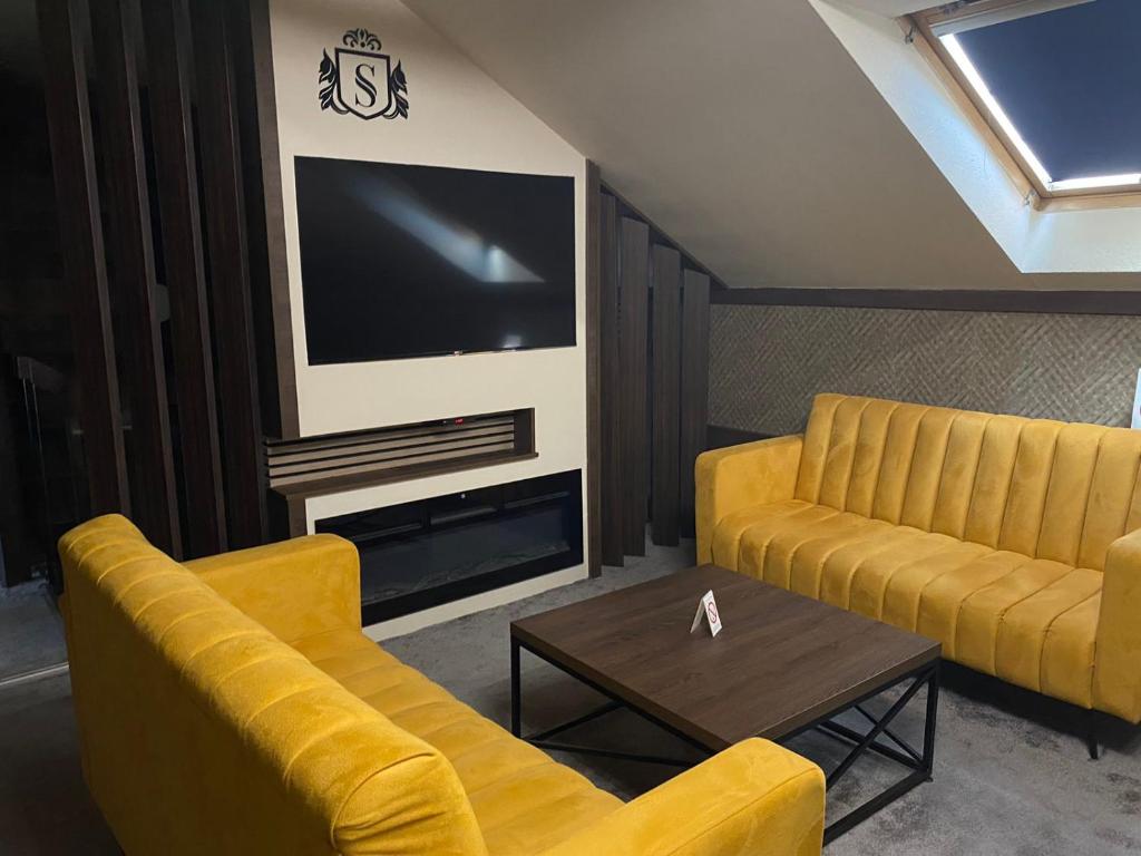 Posezení v ubytování Hotel Stari Krovovi