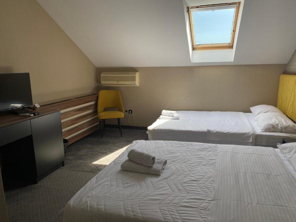 Postel nebo postele na pokoji v ubytování Hotel Stari Krovovi