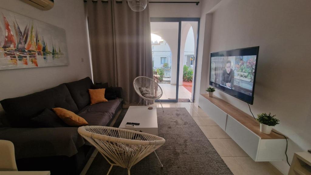 TV a/nebo společenská místnost v ubytování Blue Pearl holiday apartments with pool in kato paphos