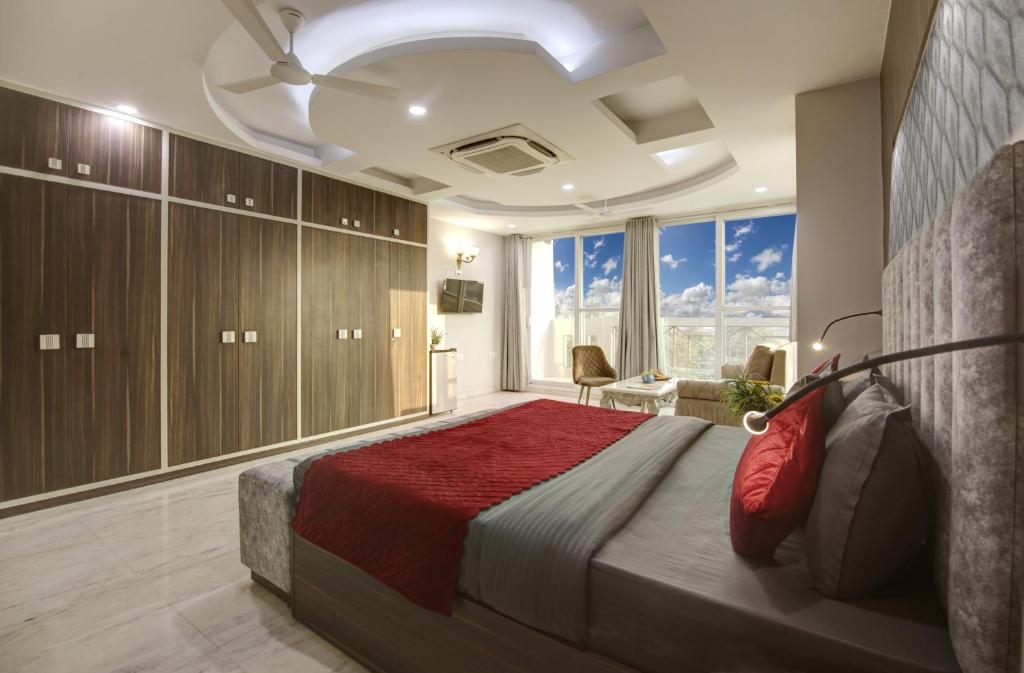 - une chambre avec un grand lit et une grande fenêtre dans l'établissement SONESTA LUXURY APARTMENT, à New Delhi