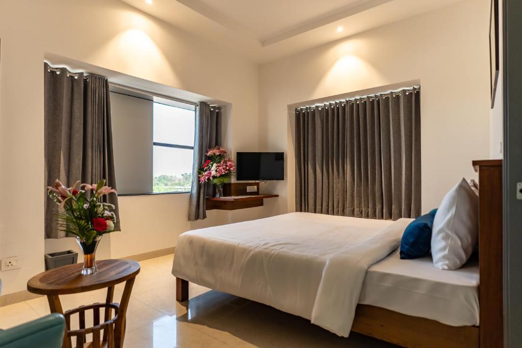Un dormitorio con una cama grande y una ventana en Blessings Inn en Amritsar