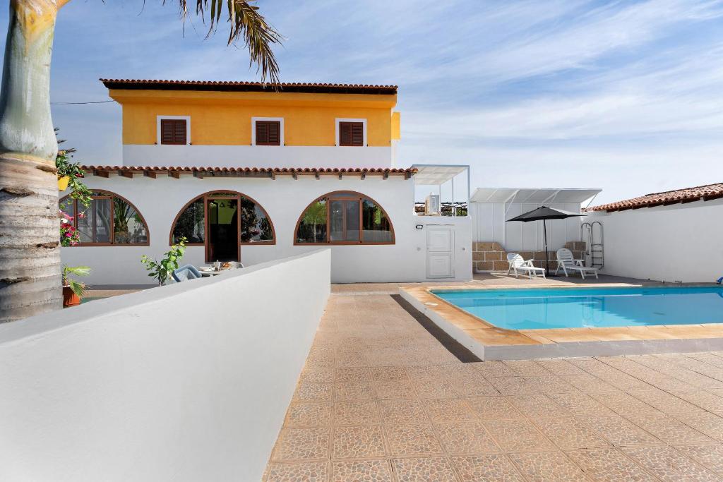 een villa met een zwembad en een huis bij Villa Duke in San Miguel de Abona