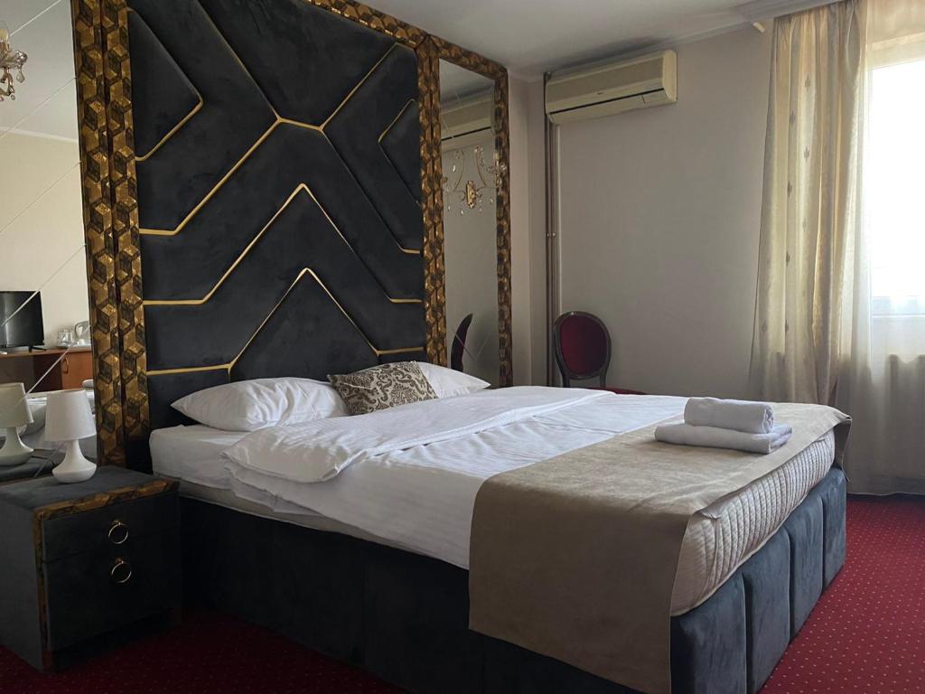 Postel nebo postele na pokoji v ubytování Hotel Stari Krovovi