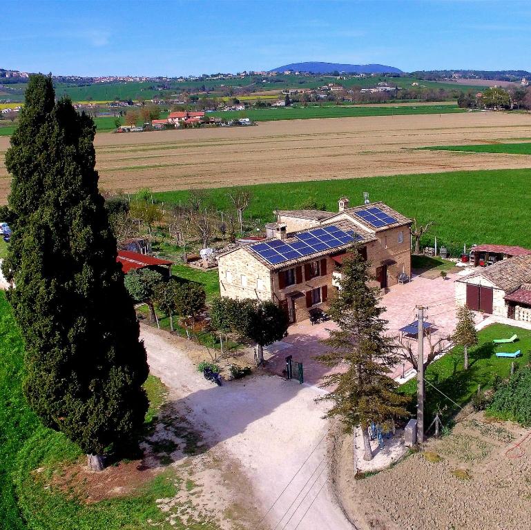 una vista aérea de una casa con paneles solares en Il Cipresso, en Casa Saraceni