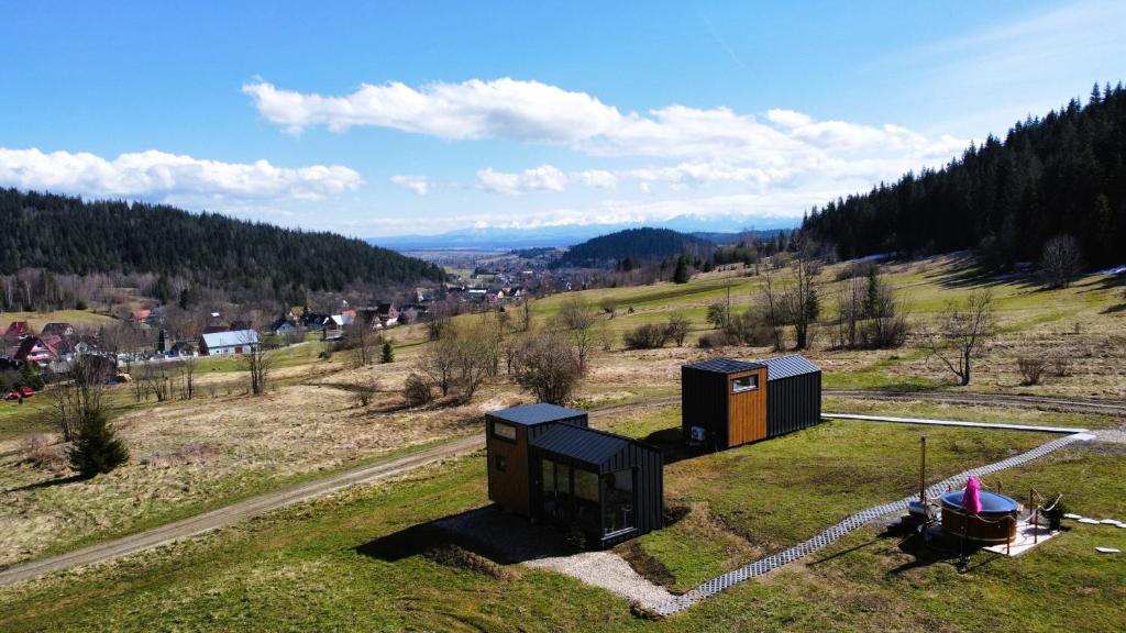 una vista aérea de una casita en un campo en Domek w górach Tiny House Forest Jacuzzi/widoki, en Lipnica Wielka