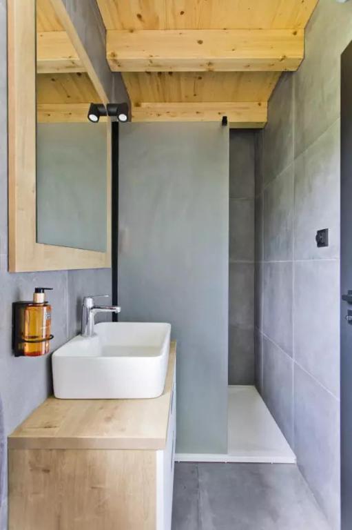 Koupelna v ubytování RESORT SALIXA u Poděbrad