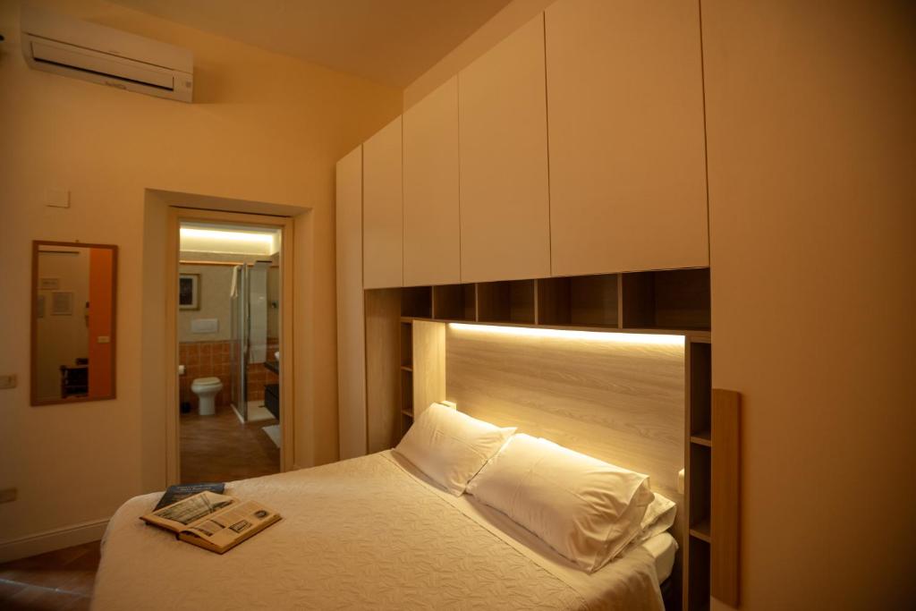 um quarto com uma cama e uma cabeceira em madeira em Studio Apartment with Terrace - Parking em Florença