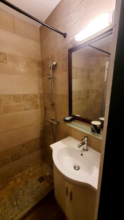 Koupelna v ubytování 1A - Chambres et Appartements au calme - Centre St Denis - Barachois