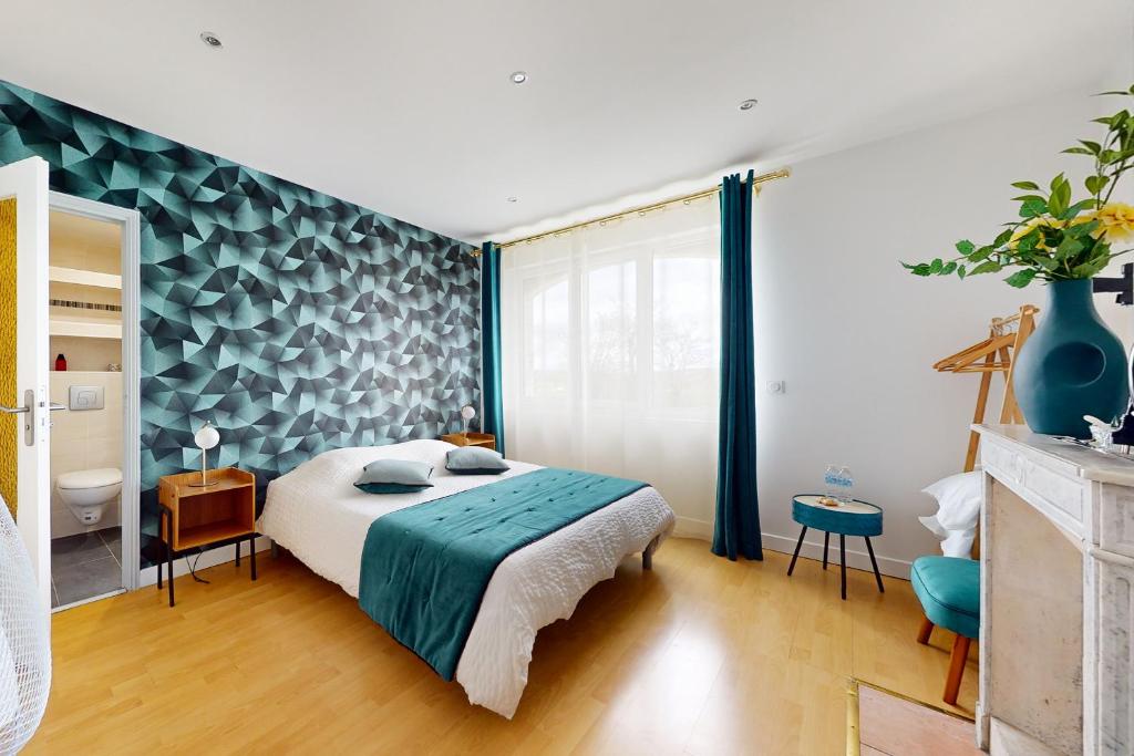 um quarto com uma cama num quarto em Chambre dans un manoir au bord de l'Yonne près de Sens em Villeperrot