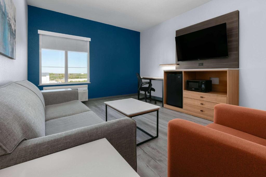 La Quinta Inn & Suites by Wyndham Ft Worth-Burleson photo